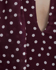 Robe halter à pois bordeaux gros plan sur l’imprimé