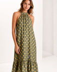 robe kaki à pois en extérieur