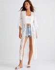 Kimono long en crochet ajouré blanc vue de face