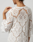 Motif floral en crochet sur kimono blanc