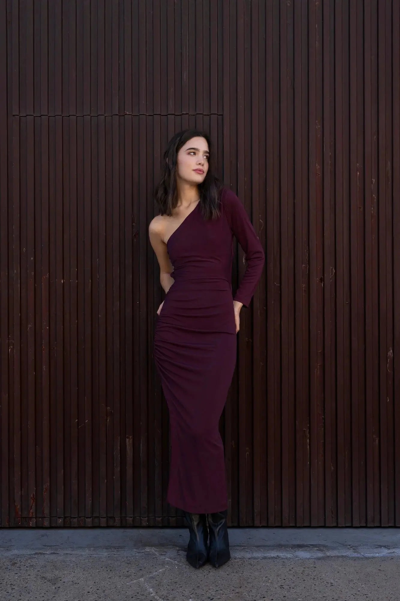 Robe longue asymétrique à manche unique en burgundy, robe longue élégante et moulante