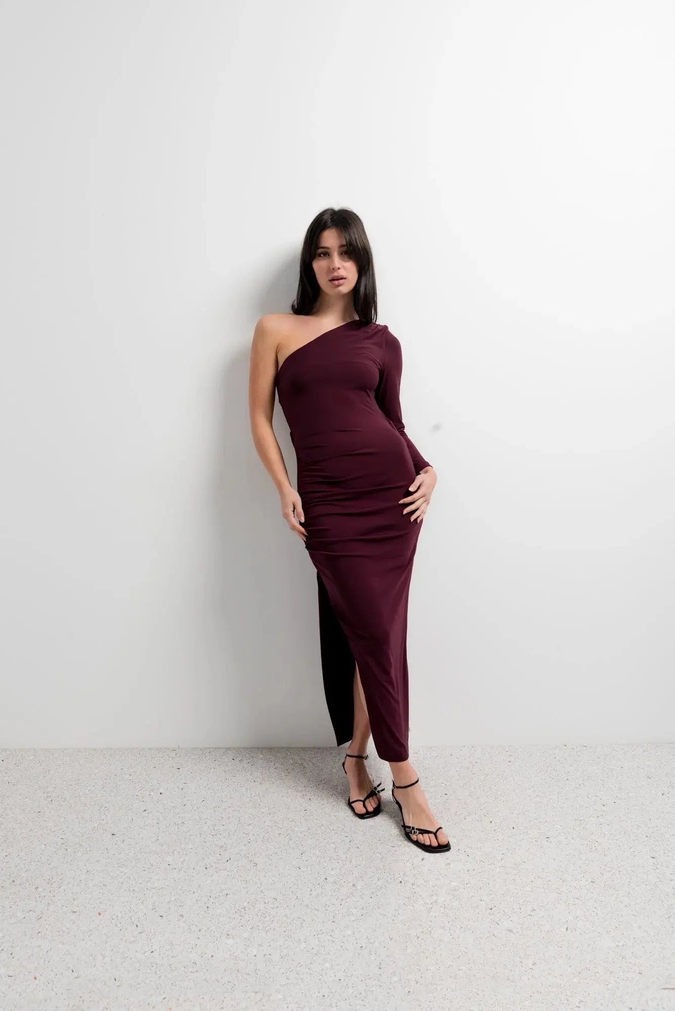 Robe longue asymétrique à manche unique en bordeaux avec fente haute pour femme