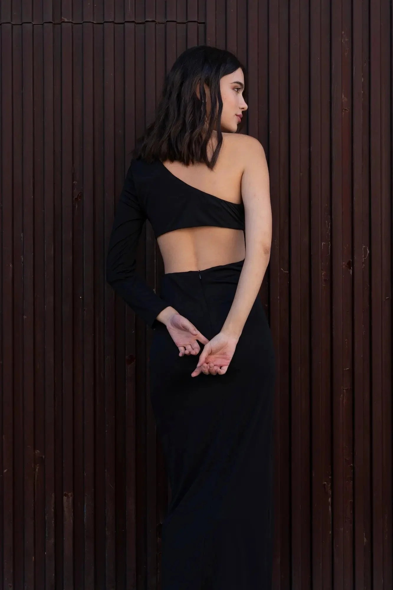 Robe longue asymétrique à manche unique noire avec découpe au dos