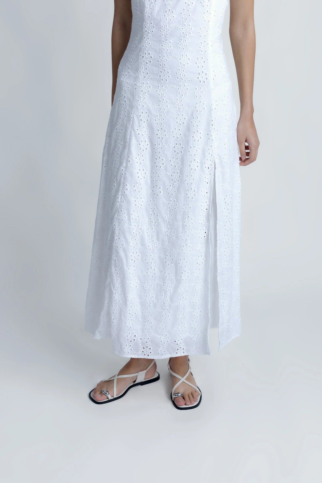 Robe longue blanche en broderie anglaise avec décolleté, slit latéral et sandales fines