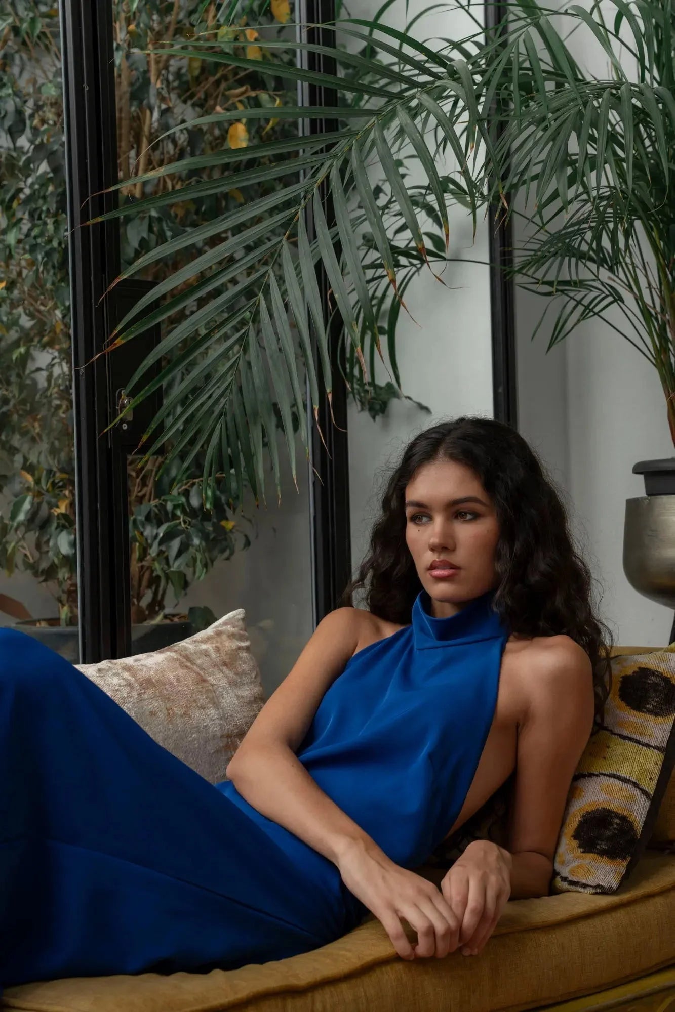 Robe longue chic pour mariage civil bleu roi avec col montant structuré et dos ouvert