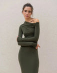 Modèle posant avec une robe moulante kaki femme à épaule dénudée, montrant l'élégance et la tendance de cette robe moulante kaki.