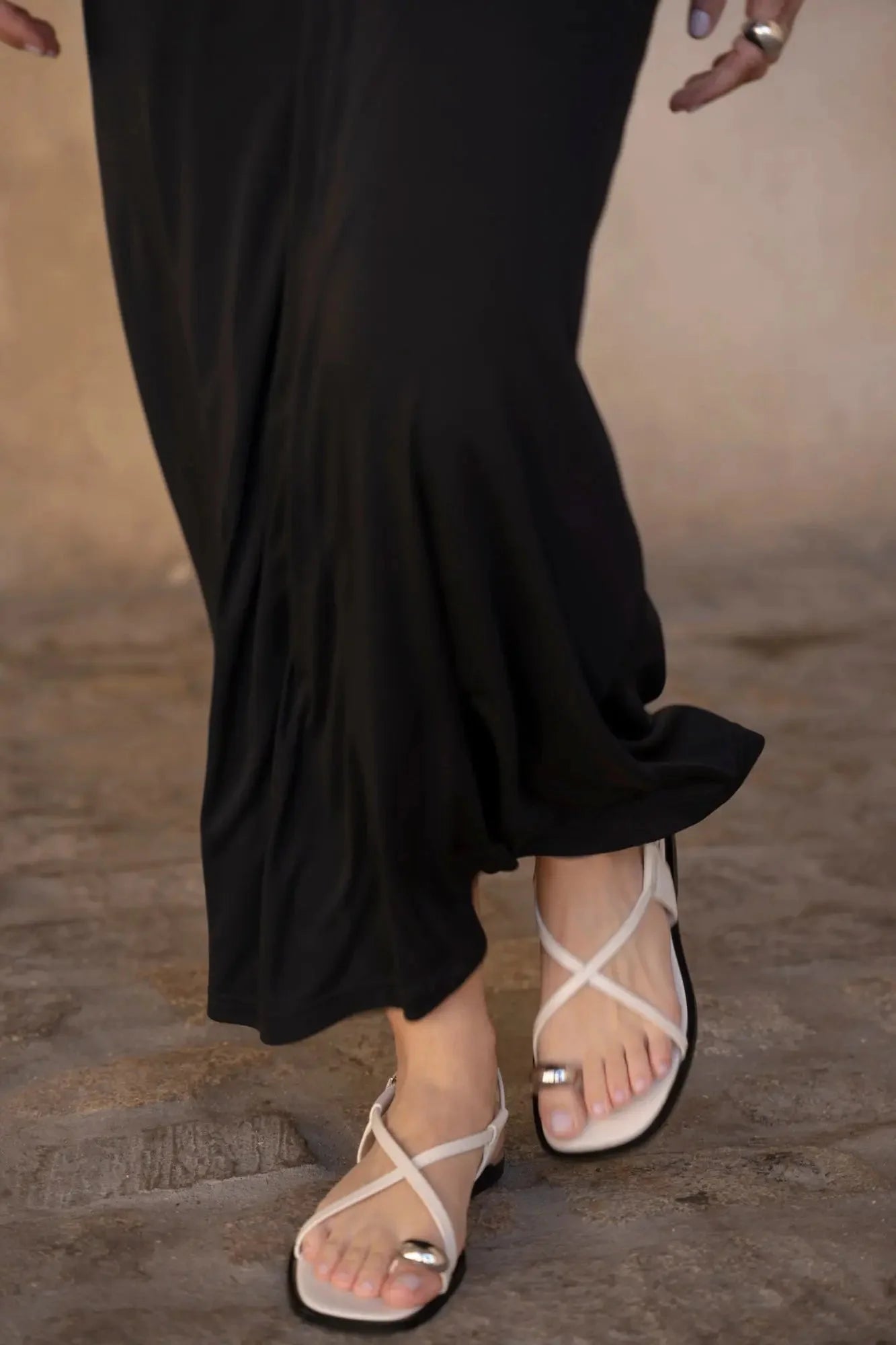 Robe longue noire élégante pour événements chics avec sandales plates et bagues de orteil