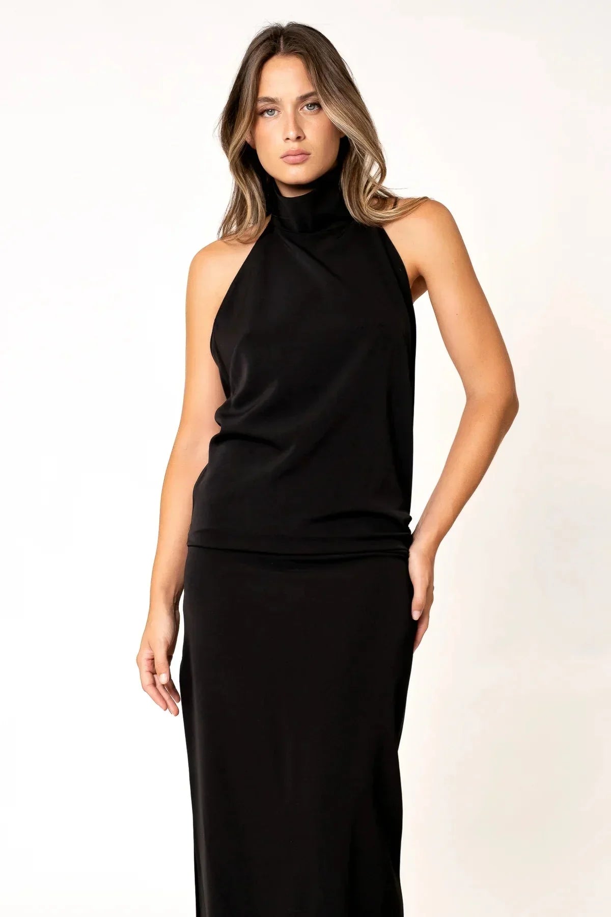 Robe longue noire pour mariage civil et soirée chic avec top sans manches et jupe maxi