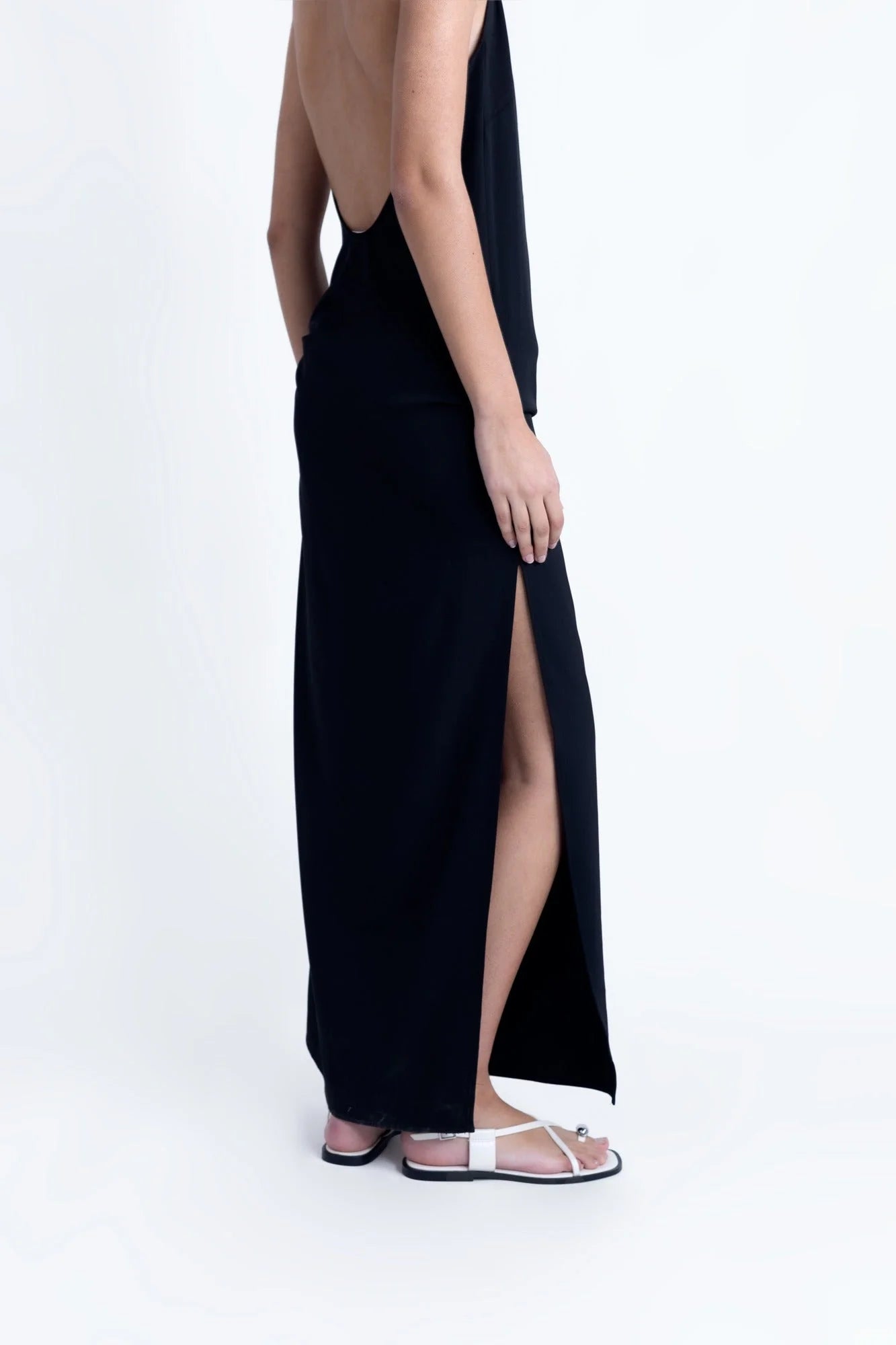 Robe longue noire pour mariage civil et soirée chic avec dos nu et fente haute