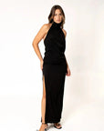 Robe longue noire pour mariage civil et soirée chic, montrant le style moderne et chic de la robe col halter.