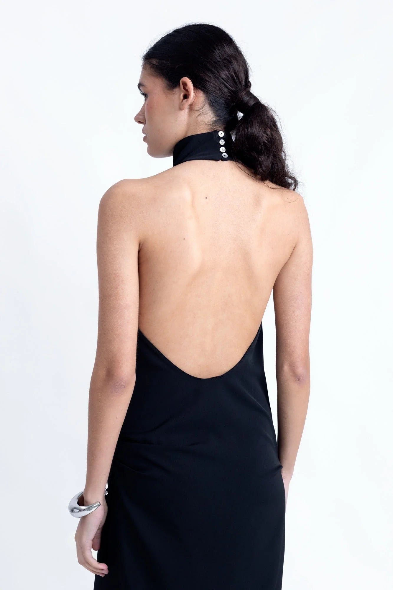 Robe longue noire pour mariage civil et soirée chic avec dos nu et bouton au col