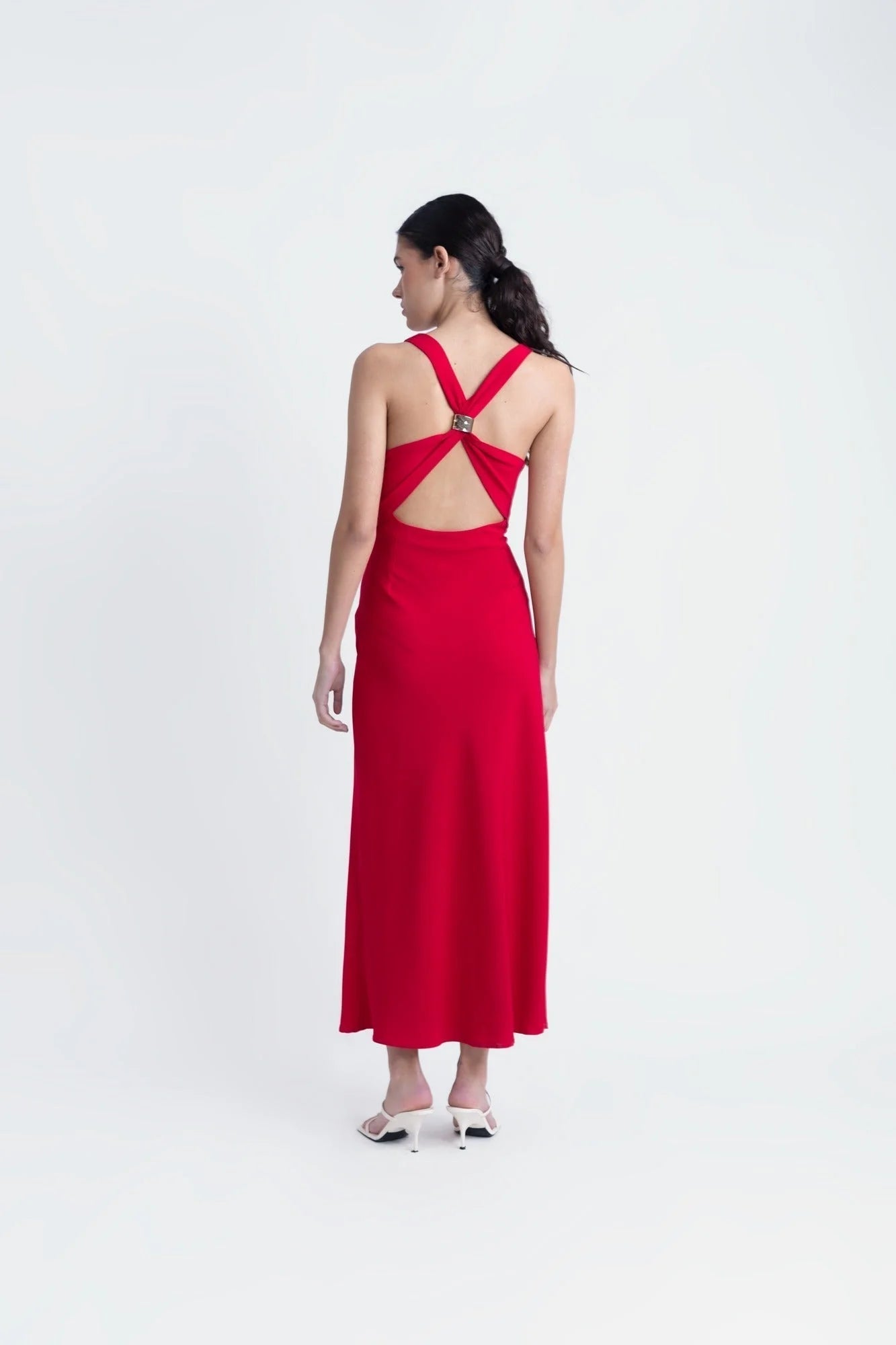 Robe longue rouge sans manches avec dos nu et détail O-ring, élégance longue rouge