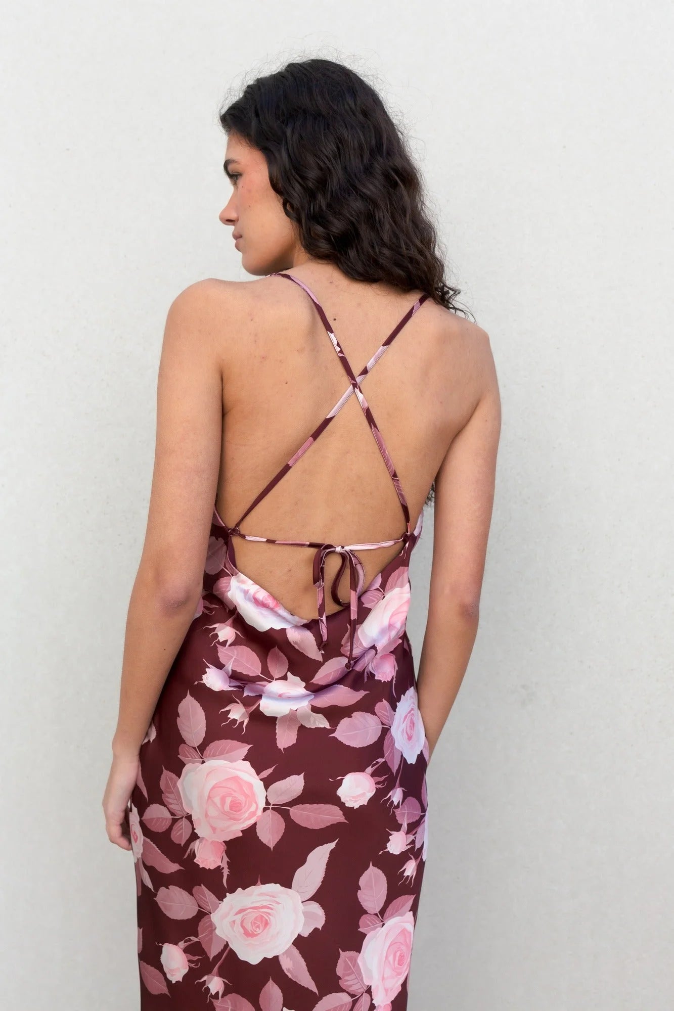 Robe longue satinée bordeaux à fleurs, dos nu croisé, fente élégante, imprimé floral