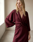 Robe longue satinée bordeaux col V nouée