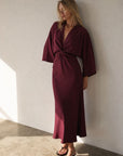 Robe longue satinée bordeaux col V nouée