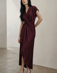 Robe longue satinée bordeaux col V nouée