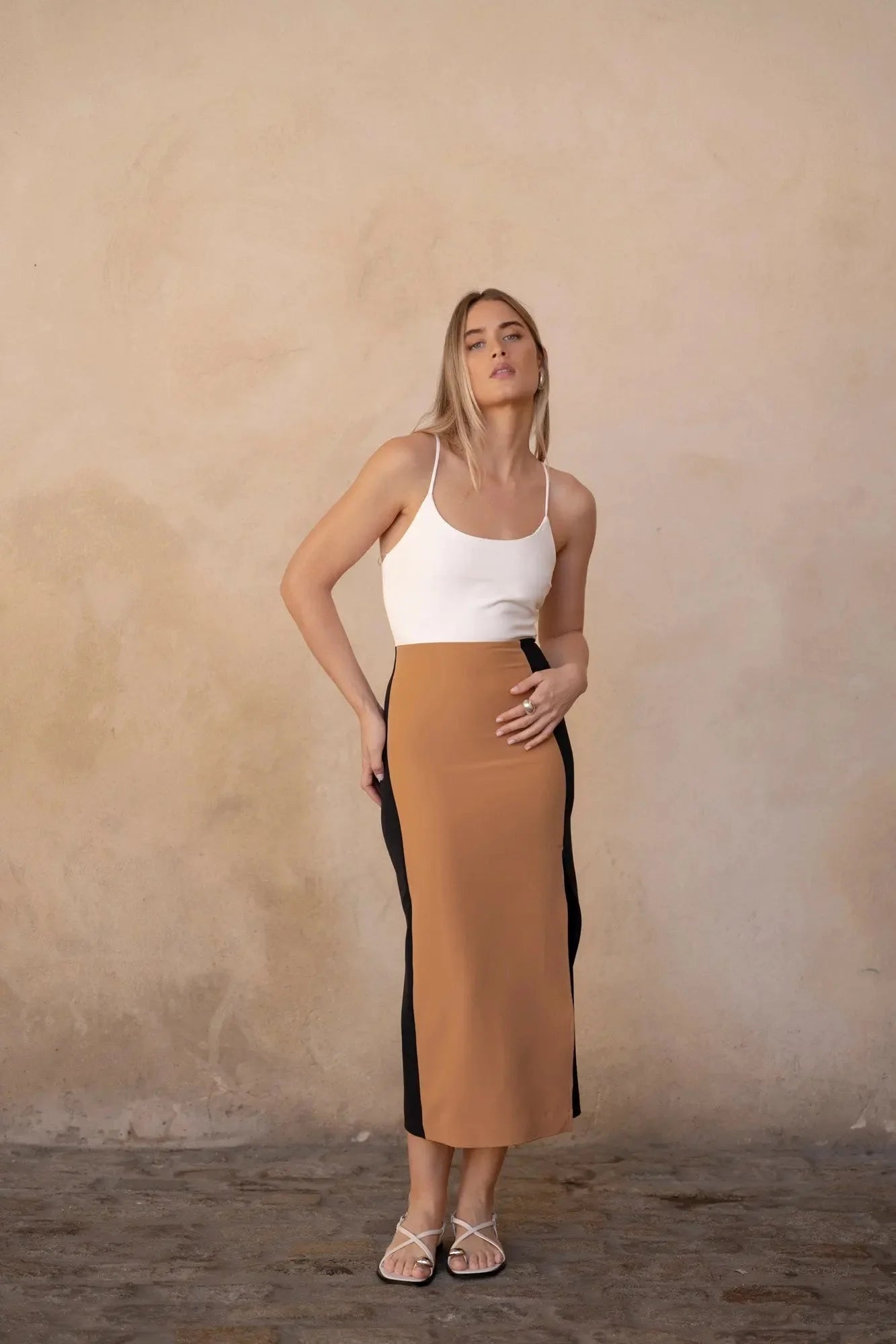 Robe marron femme midi bicolore à bretelles, style élégant, présentée sur un modèle avec un fond neutre.