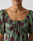 robe verte détail lien au décolleté