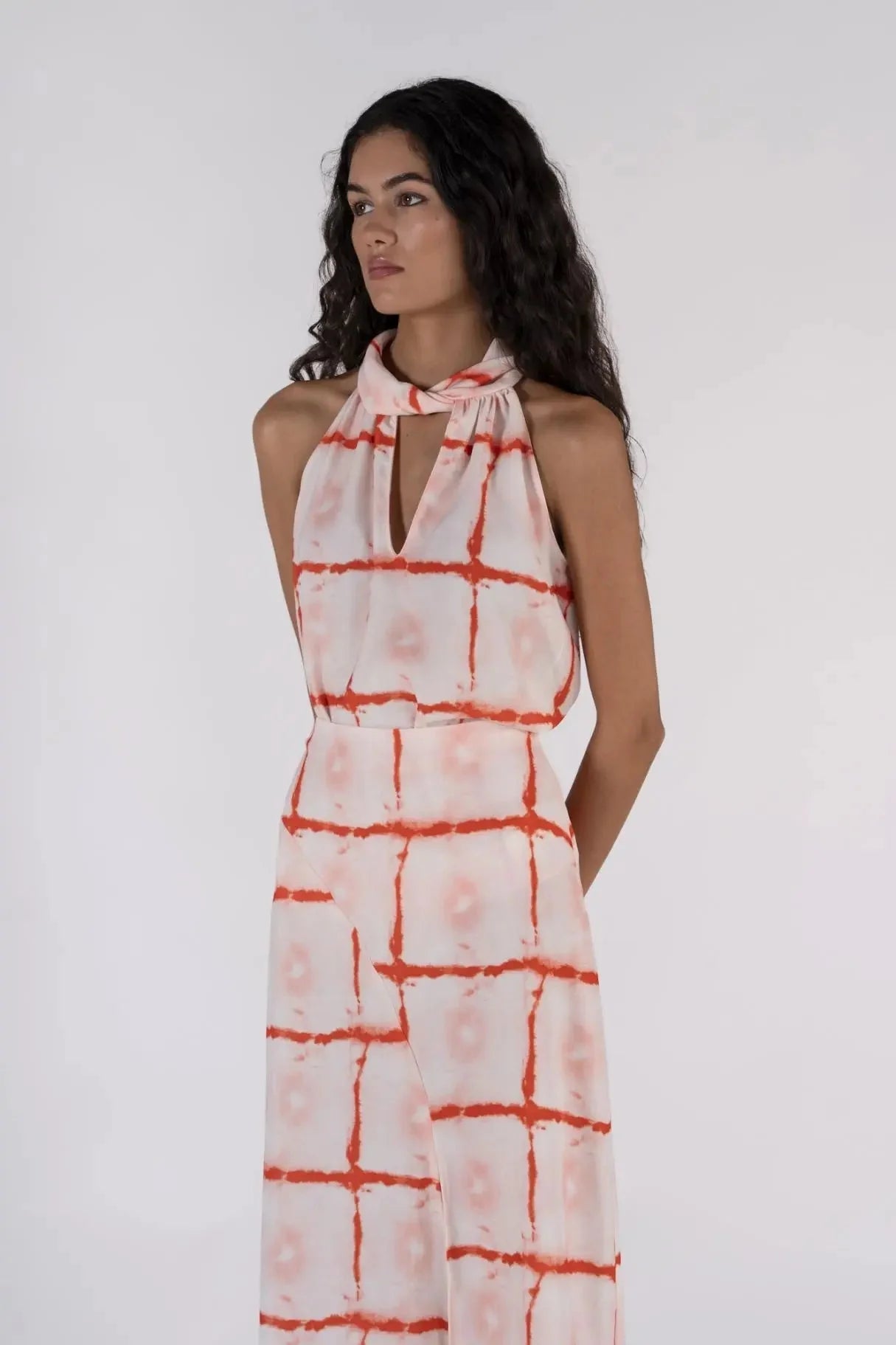 Jupe midi imprimée tie-dye rouge et blanc avec col en V et découpe clé