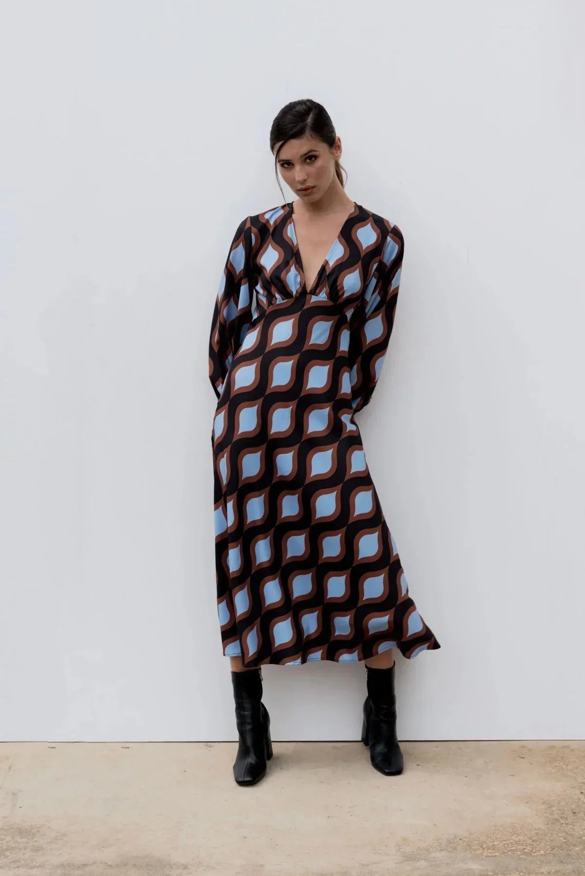 Robe midi imprimée à vagues géométriques, manches longues, V-neckline, style élégant