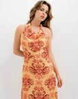 Robe longue dos nu orange imprimée chic avec une robe femme à imprimé paisley rouge