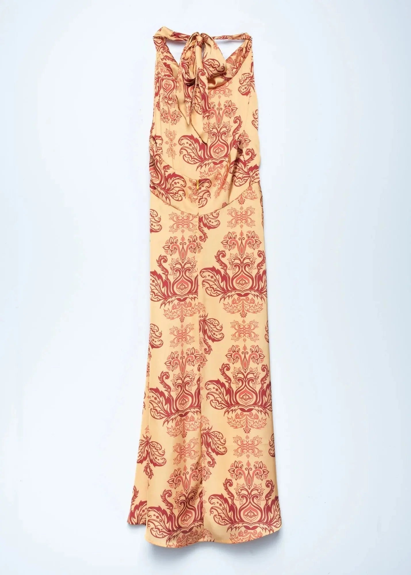 Robe longue orange imprimée chic avec dos nu, longue, fluide et motif damassé foncé
