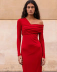 Robe Rouge Moulante Asymétrique à Épaules Découvertes | Gros plan sur la robe rouge moulante, mettant en valeur le drapé et l'encolure dégagée.