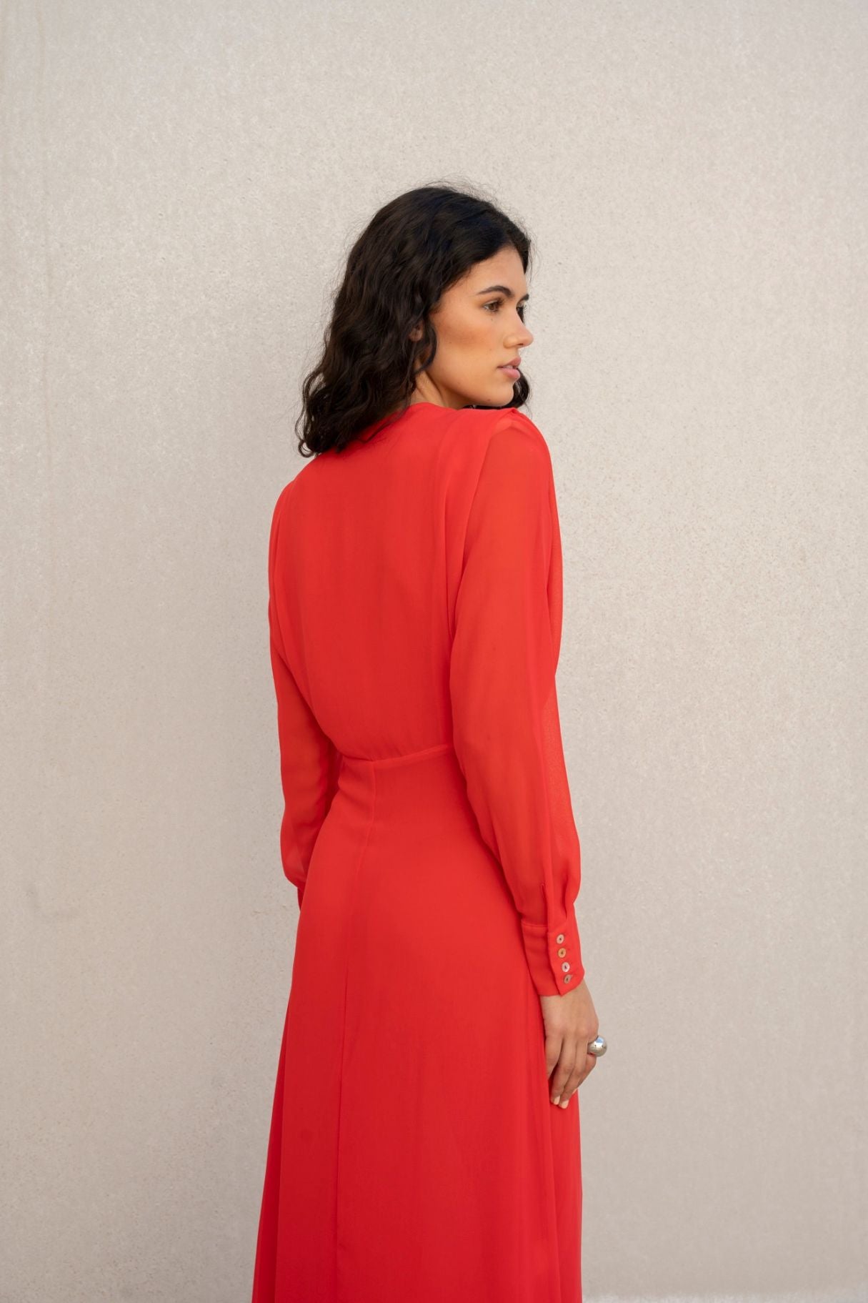 Robe midi rouge élégante en mousseline fluide avec col plongeant