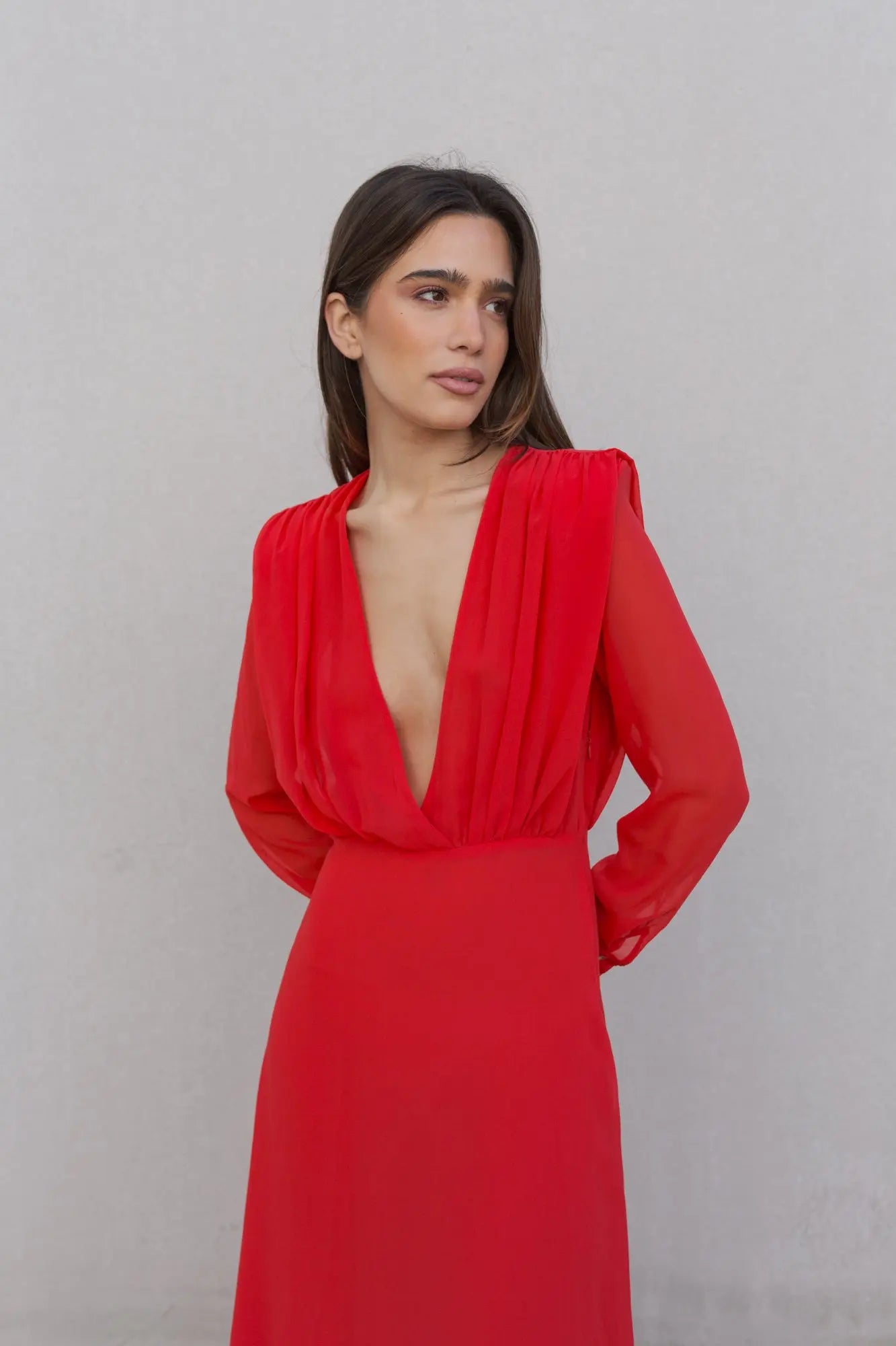 Robe midi rouge élégante en mousseline fluide avec col plongeant
