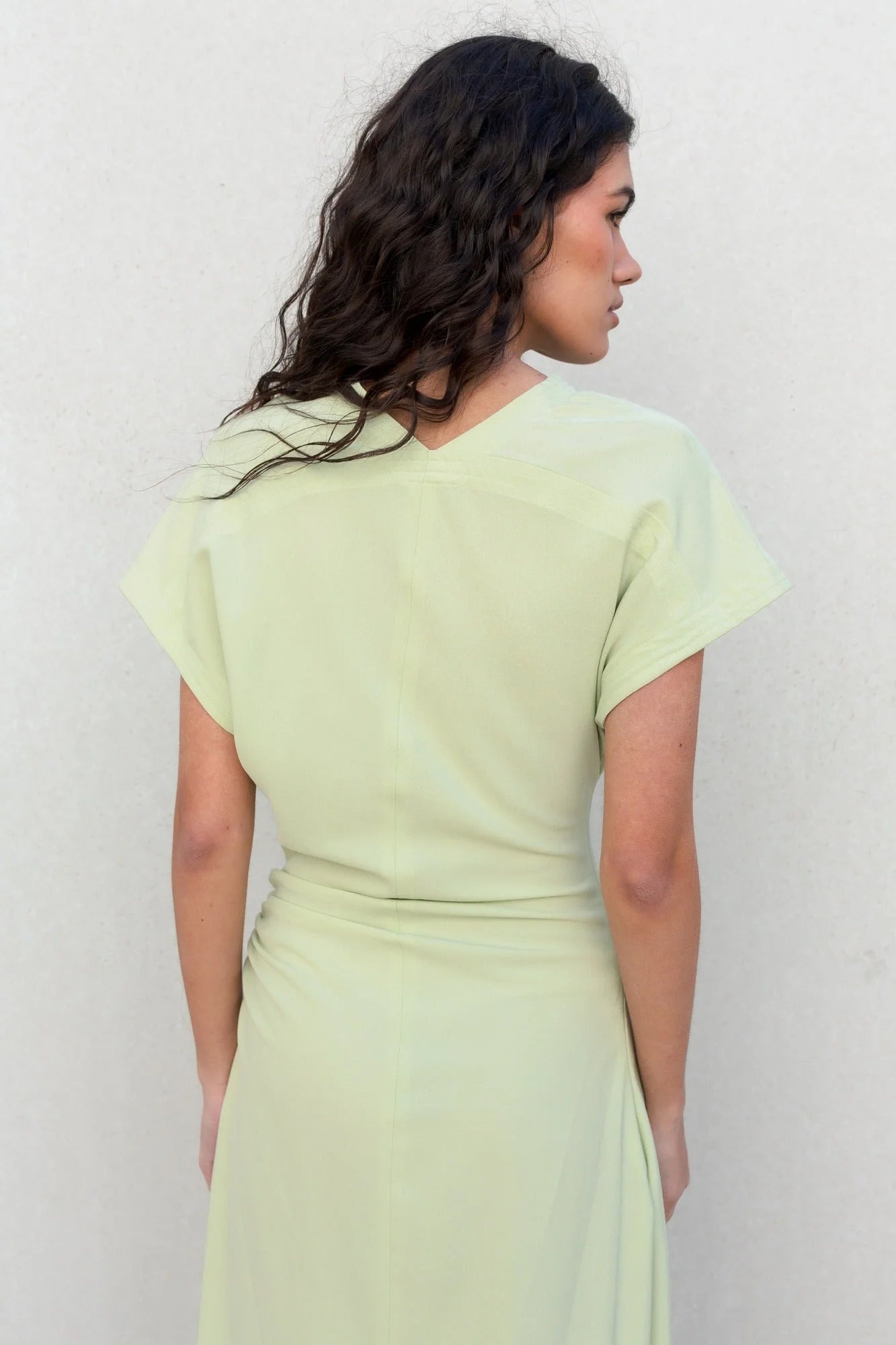 Robe midi verte claire avec V-neck et ruched à la taille, robe midi verte élégante