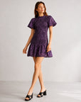 Robe violette à manches bouffantes