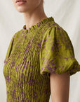 Détail des smocks du buste robe fleurie