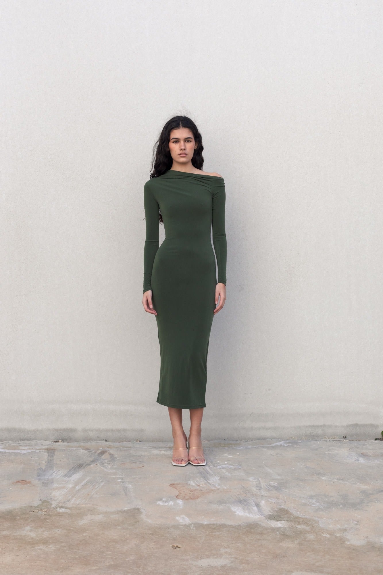 Robe moulante kaki femme épaule dénudée – Robe midi asymétrique tendance 2025