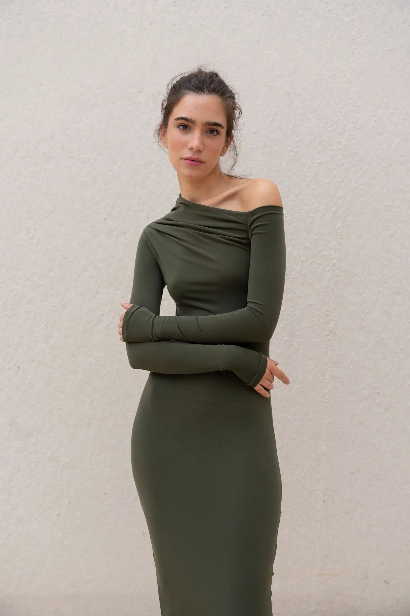 Robe moulante kaki femme épaule dénudée – Robe midi asymétrique tendance 2025