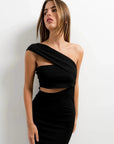 Robe noire midi asymétrique découpée, avec un design à une épaule, mettant en avant une silhouette sculptée et la tendance de la robe ouverte sur le côté.