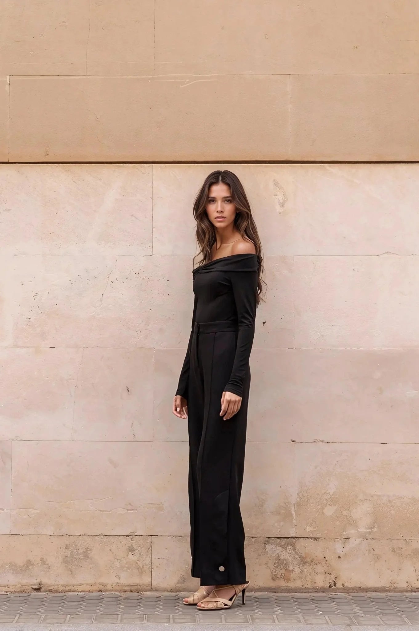 Femme portant la robe noire midi à épaules dénudées et body à épaules, élégante et chic