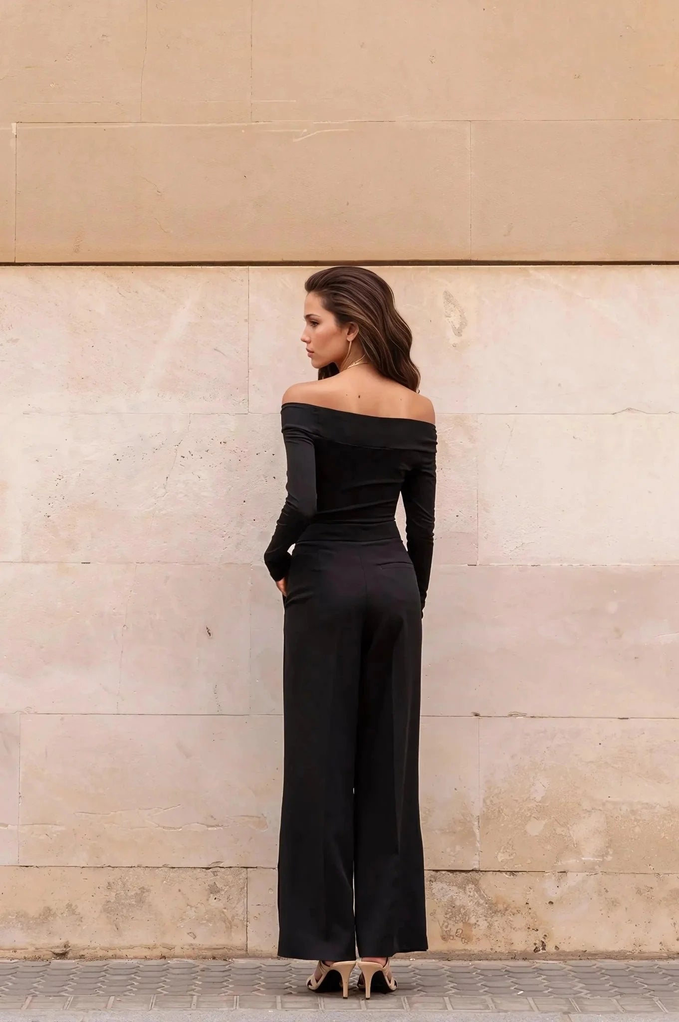 Femme portant un body à épaules dénudées noir et pantalon large, Robe Noire Midi