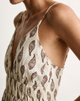 robe décolleté V près de l’eau