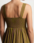 Robe midi rayée vert olive dos smocké de près