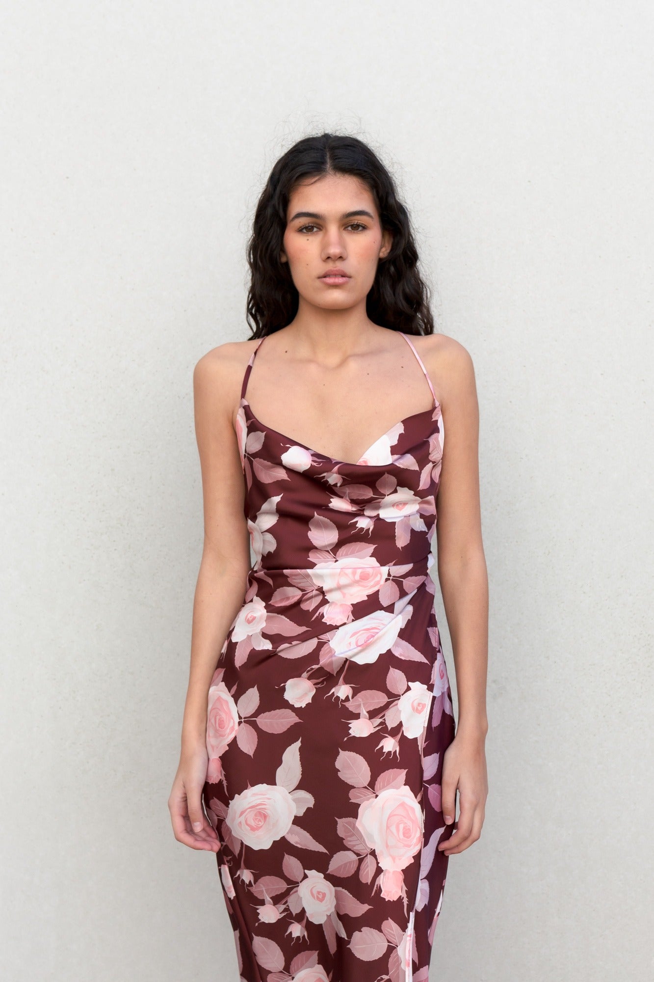 Robe longue satinée fleurie bordeaux avec dos nu croisé