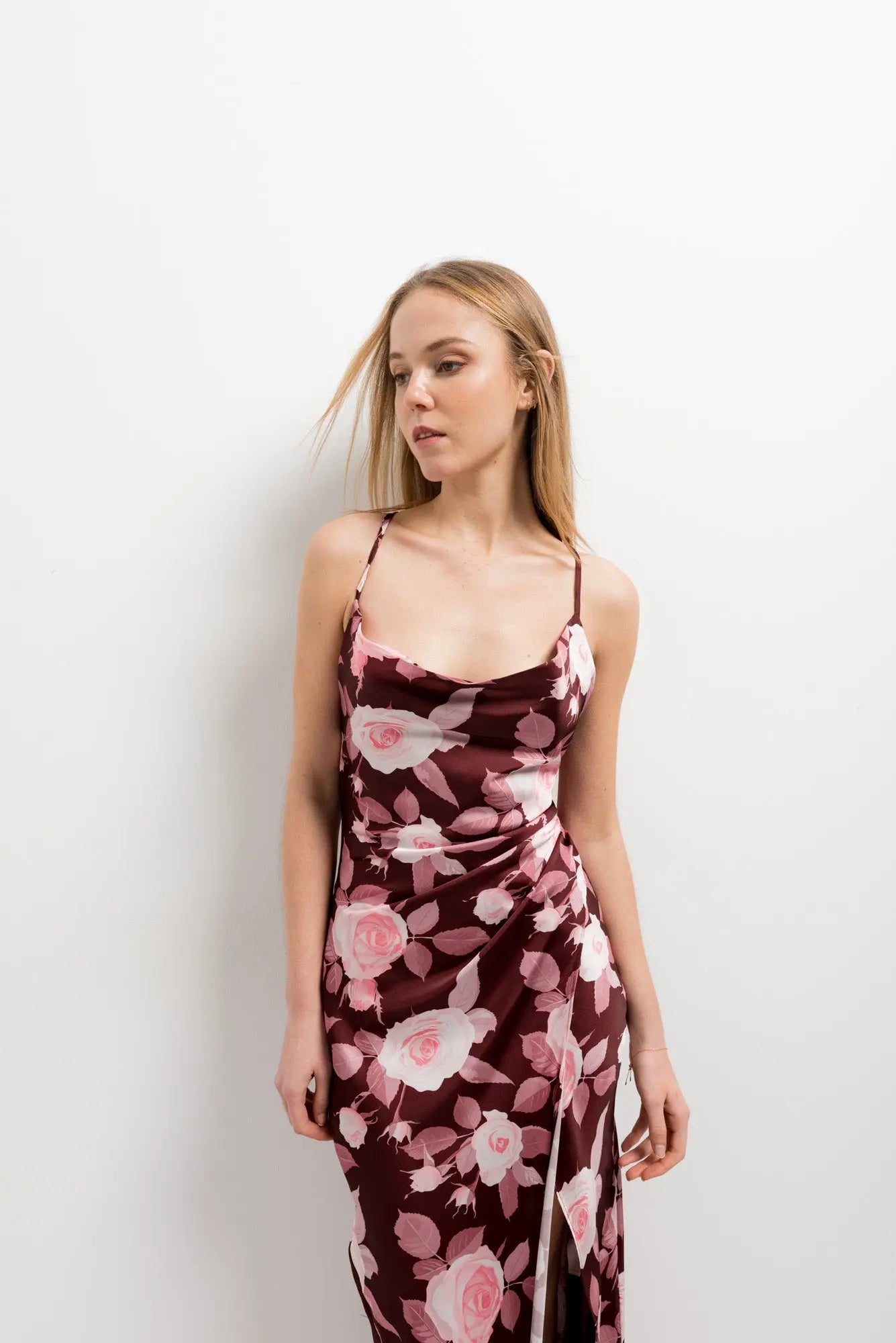 Robe longue satinée fleurie bordeaux avec dos nu croisé