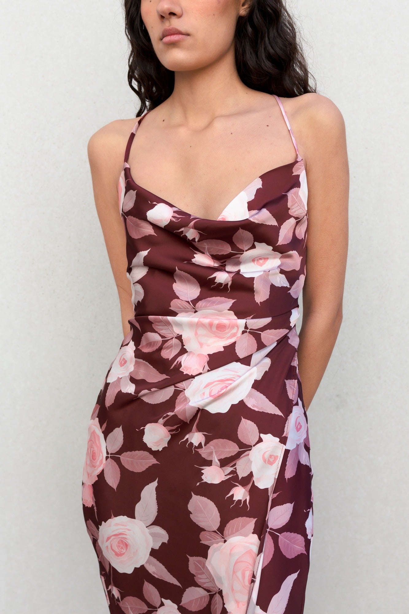 Robe longue satinée fleurie bordeaux avec dos nu croisé