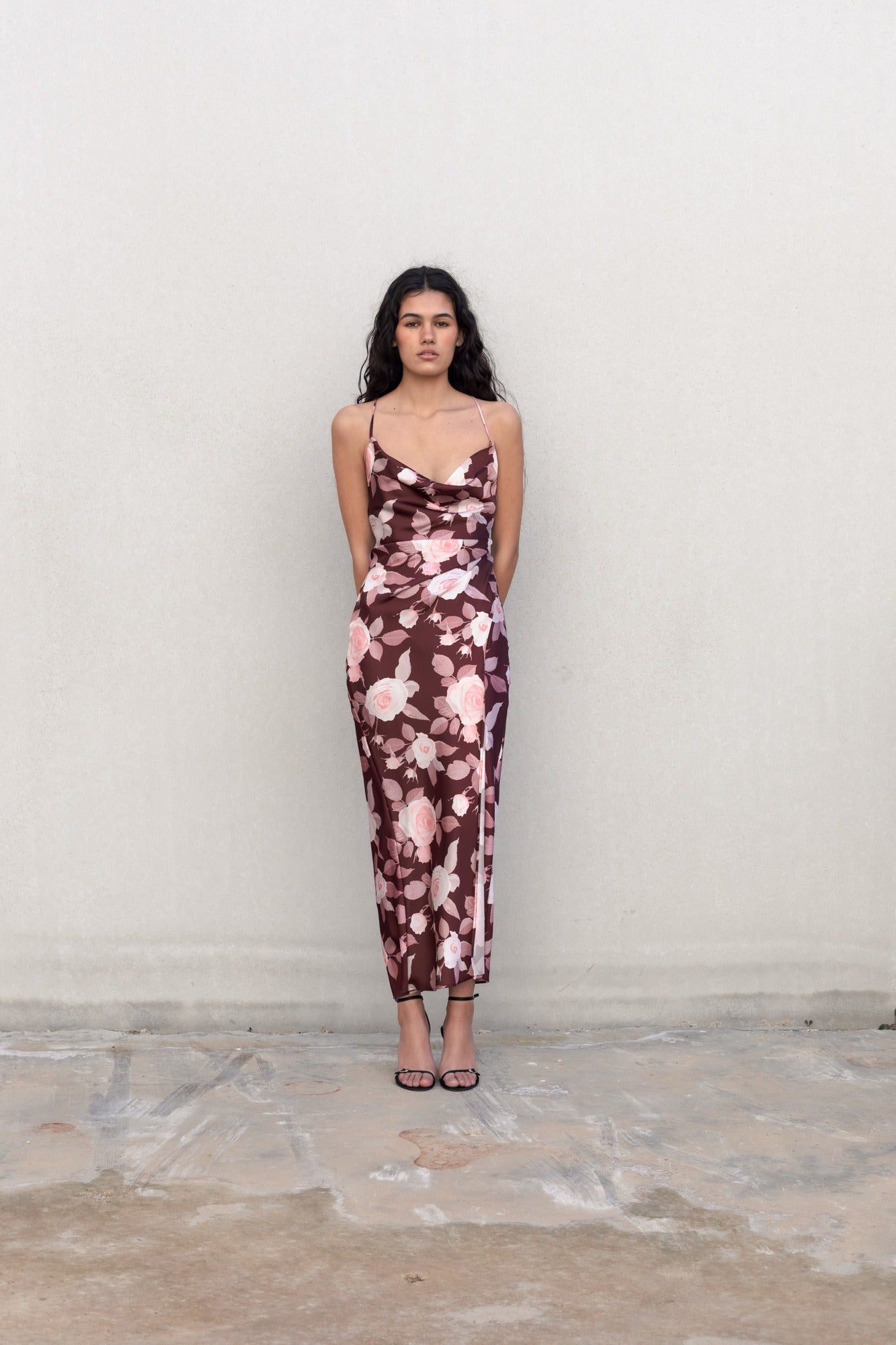 Robe longue satinée fleurie bordeaux avec dos nu croisé