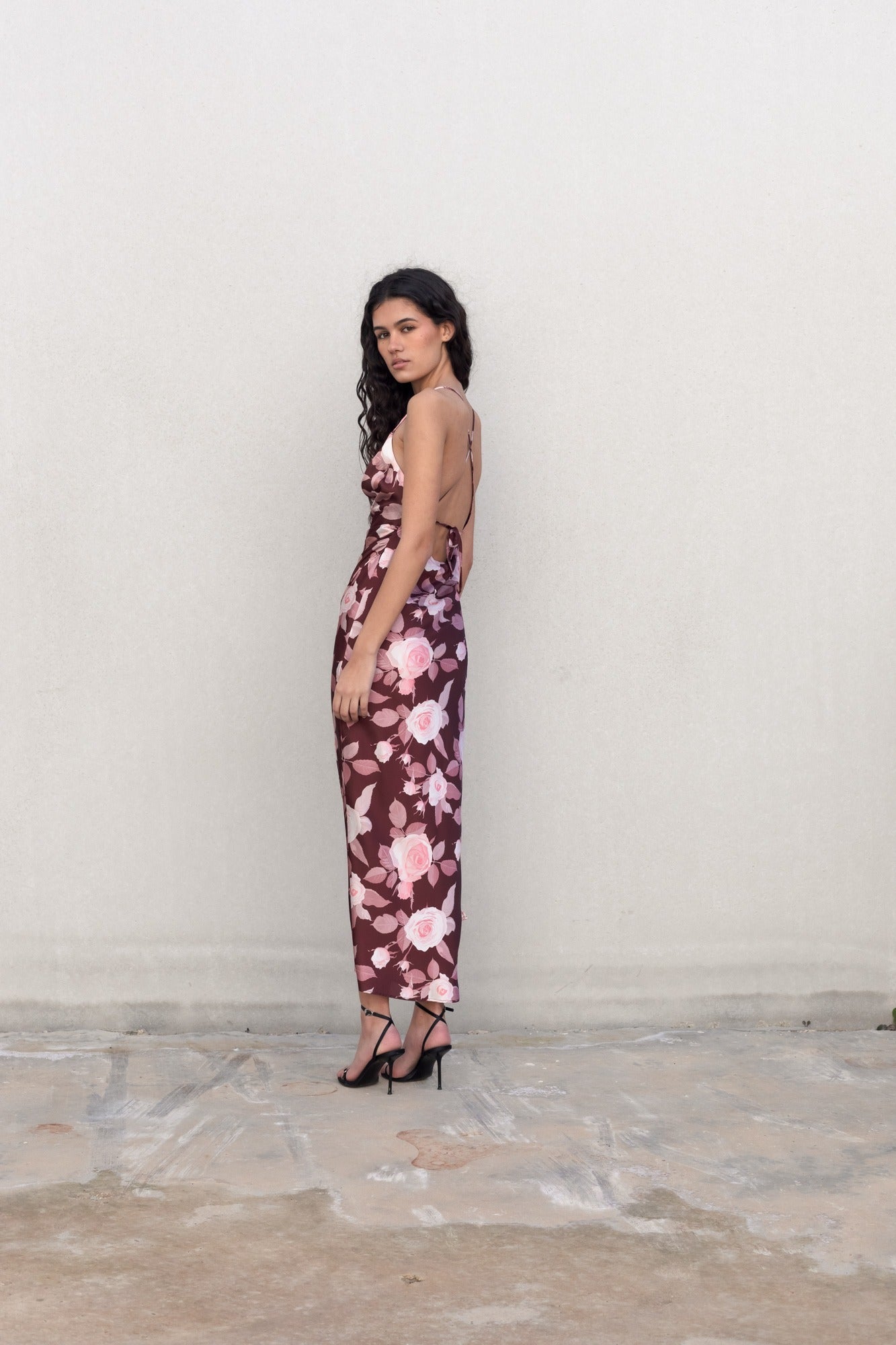 Robe longue satinée fleurie bordeaux avec dos nu croisé