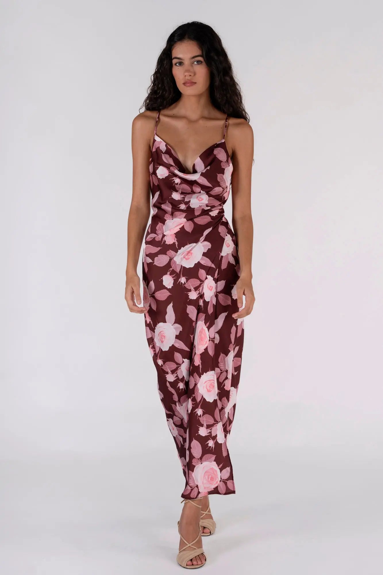 Robe longue satinée fleurie bordeaux avec dos nu croisé