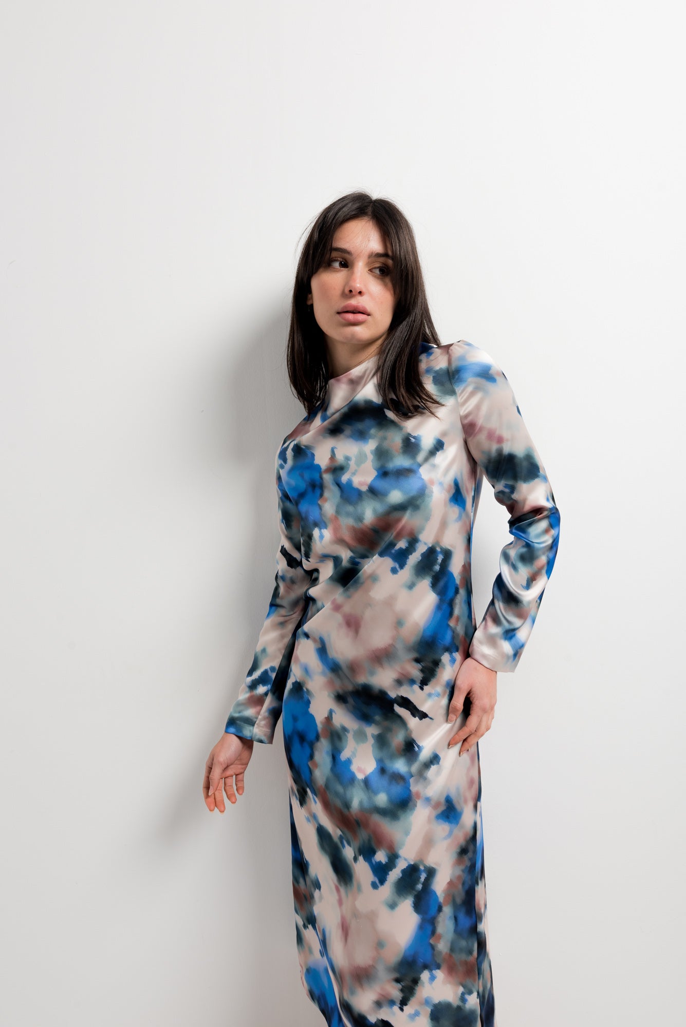 Robe fluide satinée – Motif aquarelle sophistiqué