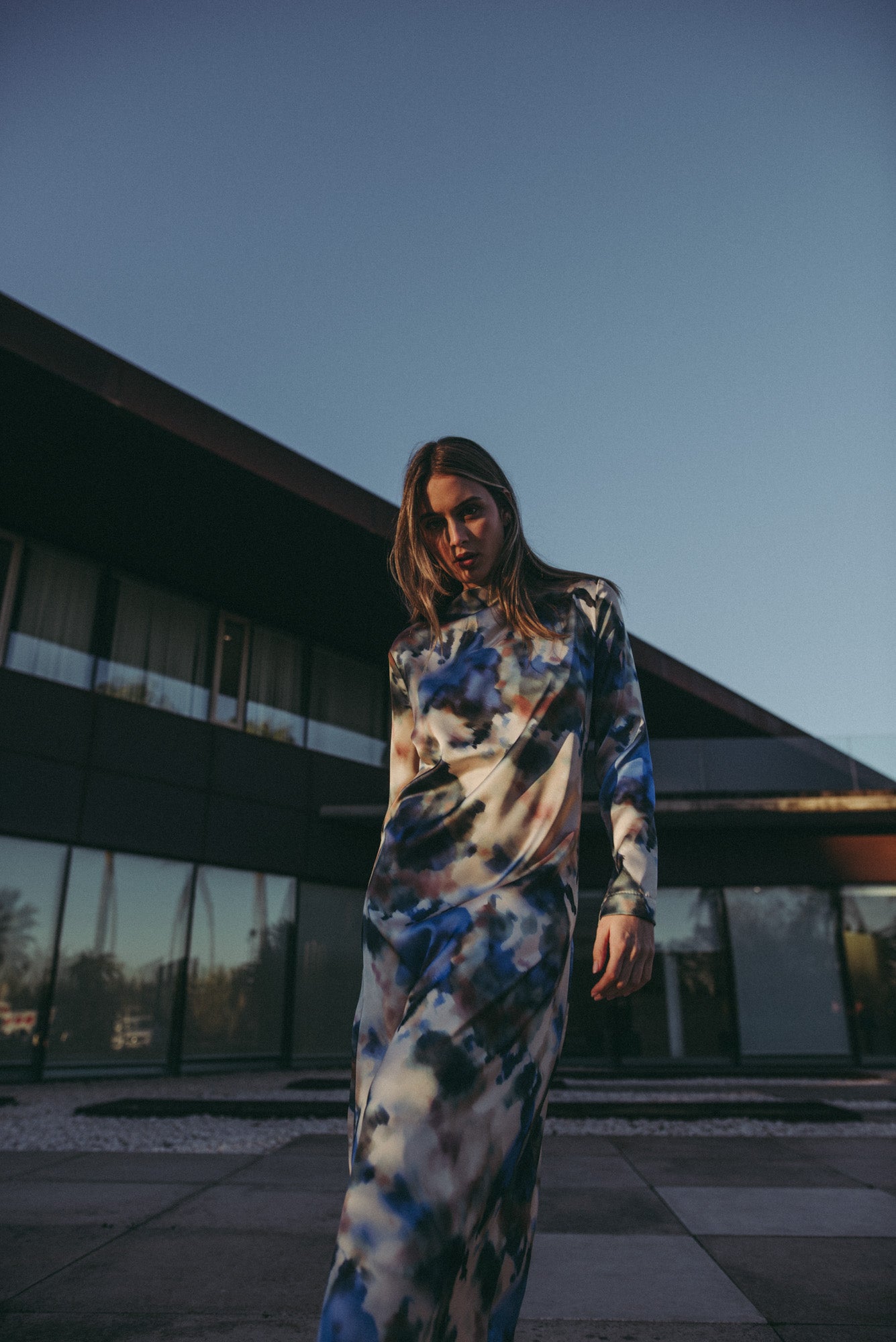 Robe fluide satinée – Motif aquarelle sophistiqué