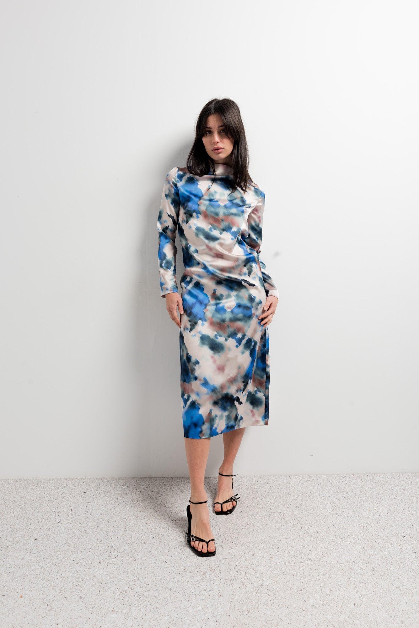 Robe fluide satinée – Motif aquarelle sophistiqué