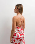 Détails arrière de la robe satinée rouge à imprimé floral, robe camisole, montrant les bretelles croisées et le dos nu.