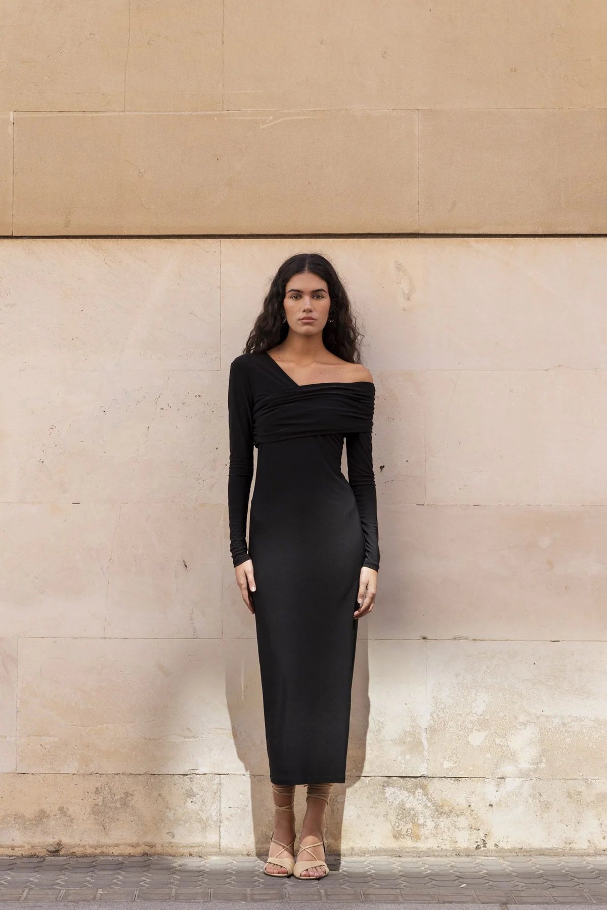 Robe asymétrique noire élégante – Chic et féminine Sapiato